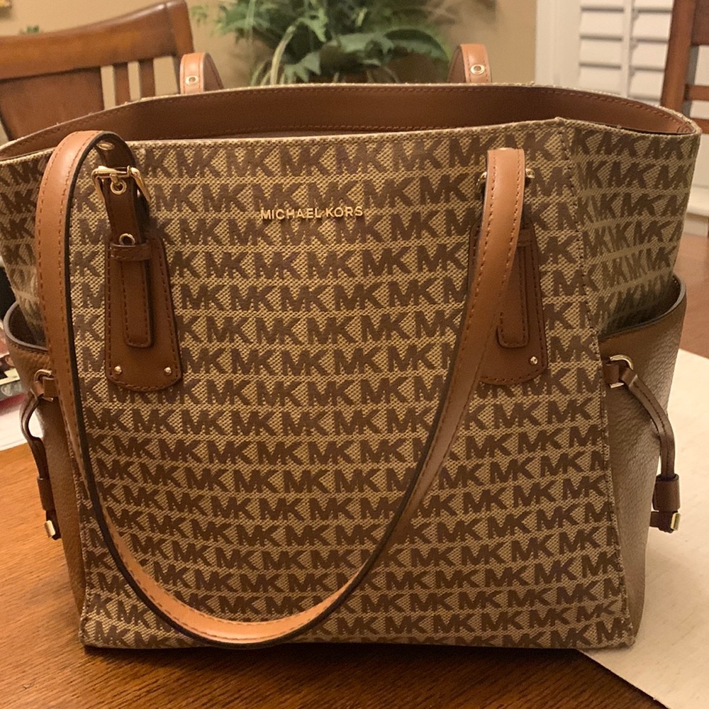 I’m selling a Michael Kors handbag in good condition.